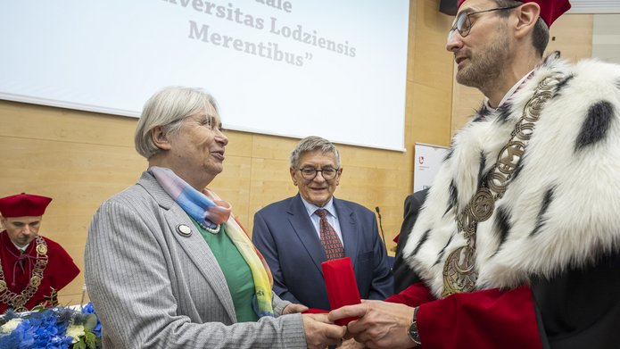 Rektor UŁ wręcza medale naukowcom