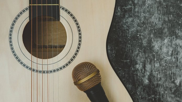 [Translate to English:] gitara i mikrofon