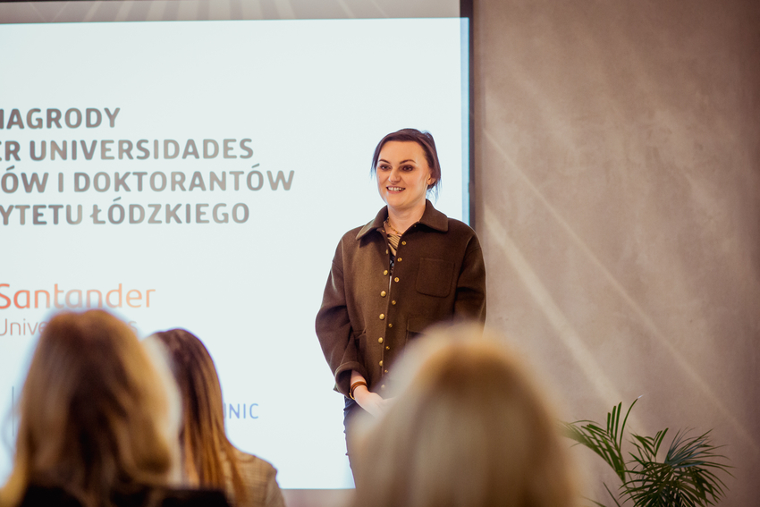 Rektor Agnieszka Kurczewska przemawiająca do zebranej publiczności Rektor Agnieszka Kurczewska przemawiająca do zebranej publiczności