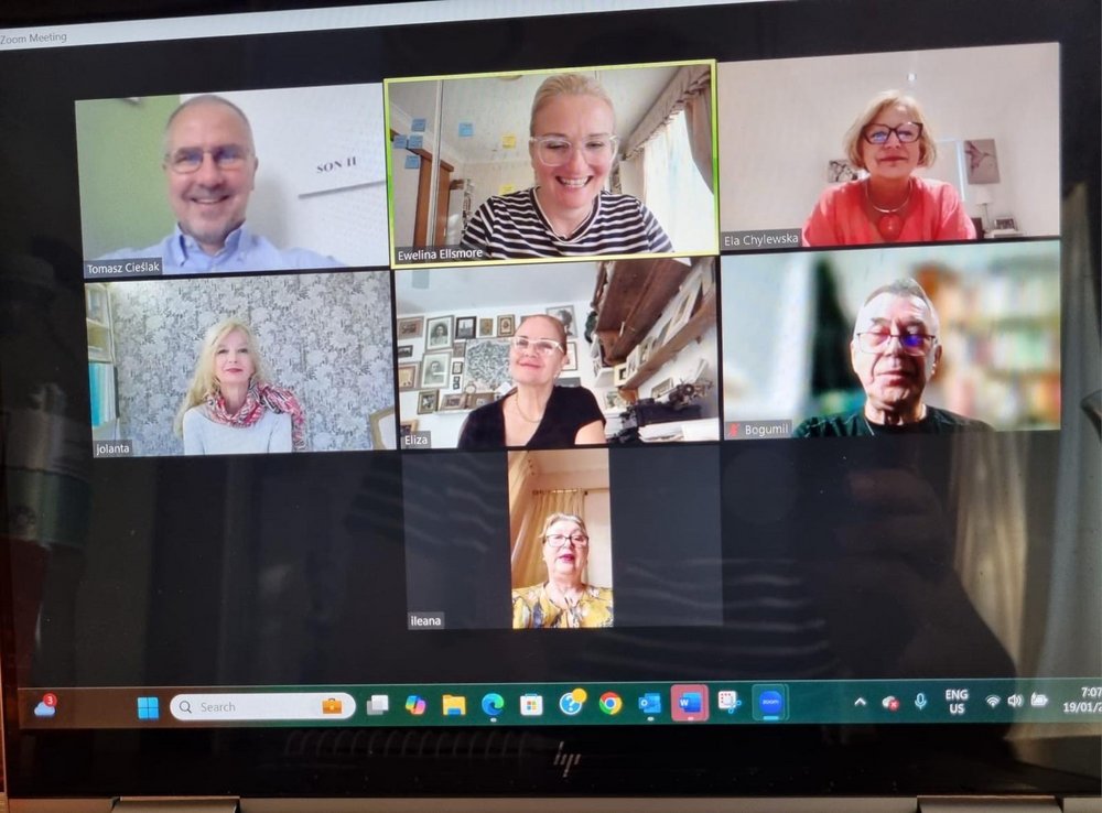Monitor laptopa z uczestnikami warsztatów online