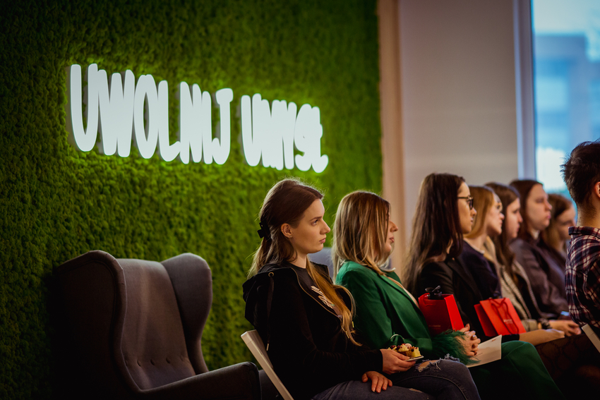 Laureaci nagród podczas eventu w tle napis Uwolnij Umysł Laureaci nagród podczas eventu w tle napis Uwolnij Umysł