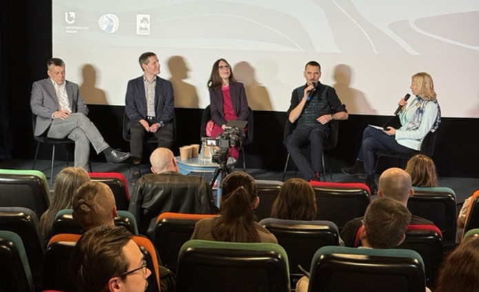 5 osób na scenie - panelistów - dyskutuje w trakcie debaty 