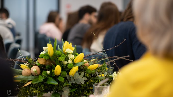 wielkanocny stroik z żółtymi tulipanami