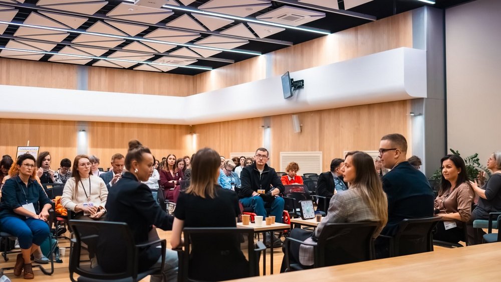 Zdjęcie panelistów i publiczności.