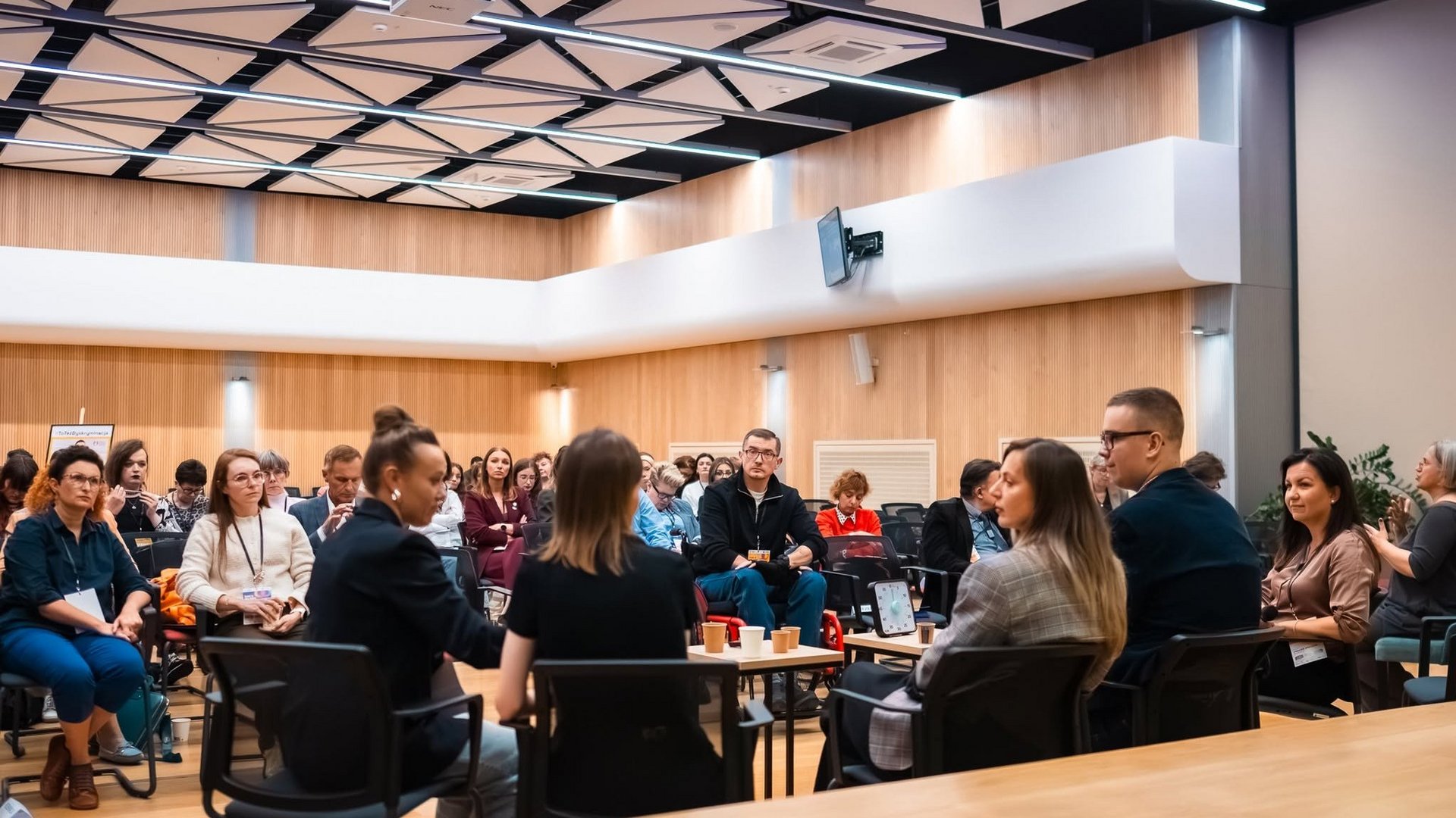 Zdjęcie panelistów i publiczności.