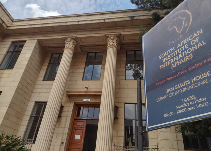 [Translate to English:] Budynek z dwoma filarami/A building with two pillars