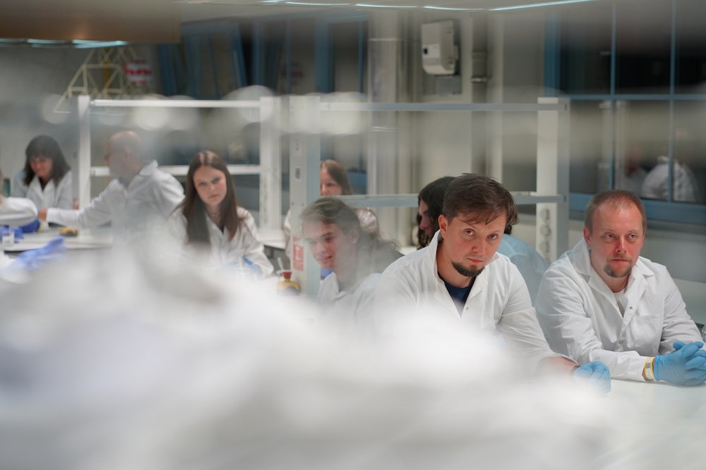 uczestnicy warsztatów w laboratorium