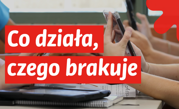 Grafika przedstawiająca osoby korzystające ze smartfonów podczas zajęć lub spotkania przy stole. Na czerwonych belkach umieszczono biały napis: „Co działa, czego brakuje”. W prawym górnym rogu widoczny jest czerwony symbol graficzny Uniwersytetu Łódzkiego.
