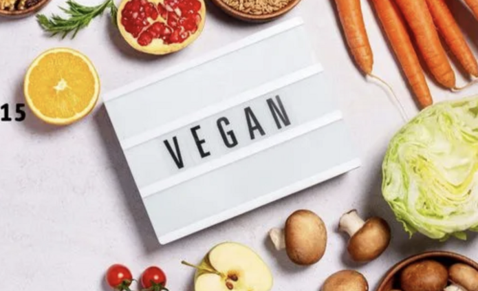 napis vegan wśród warzyw i owoców