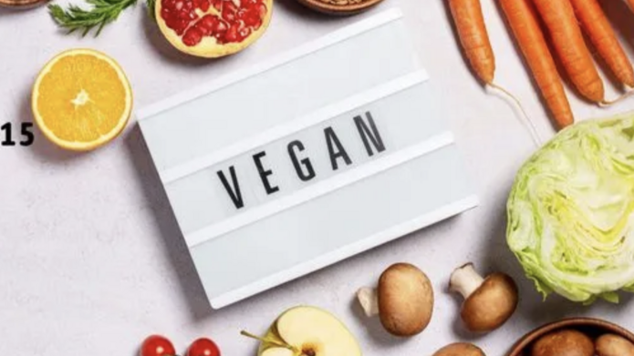 napis vegan wśród warzyw i owoców