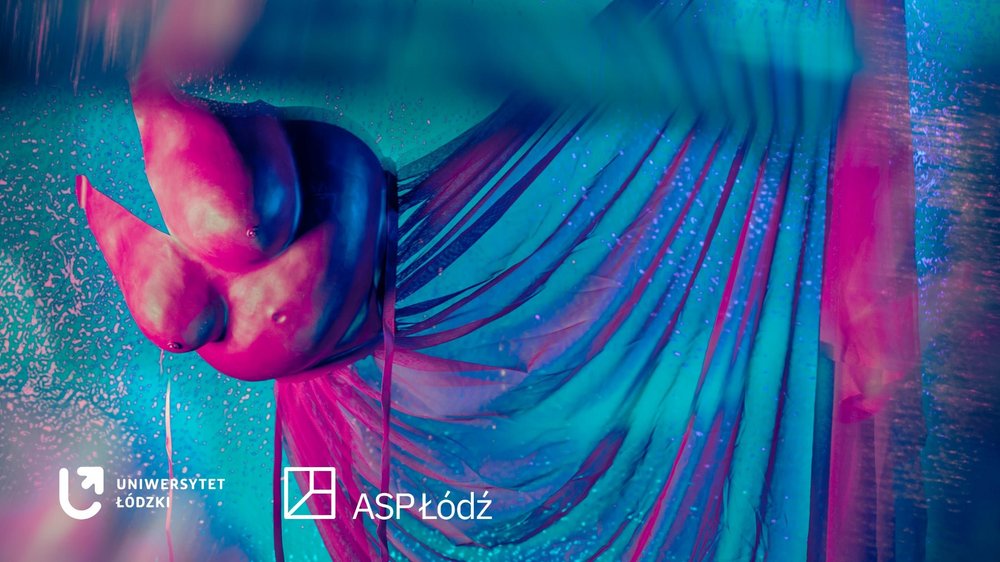 kostium - element wystawy "Niedopasowane" w fotograficznej interpretacji 