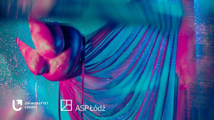 kostium - element wystawy "Niedopasowane" w fotograficznej interpretacji 