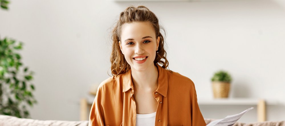 dziewczyna na tle ściany