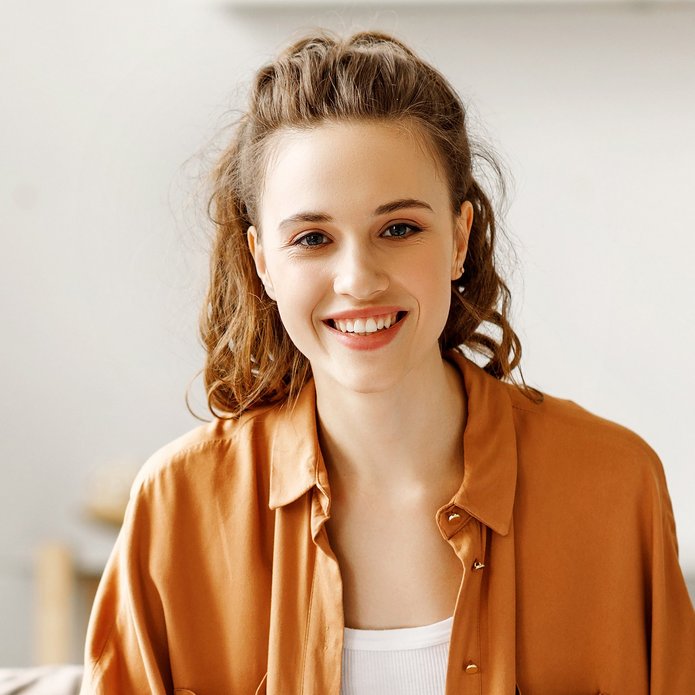 Portret młodej uśmiechniętej dziewczyny