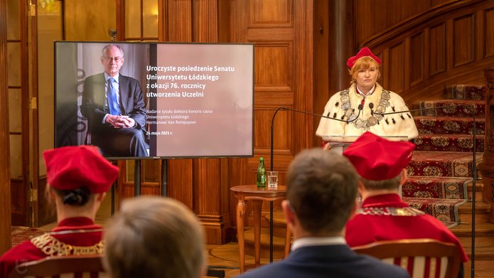 prof. Elżbieta Żądzińska, Rektor UŁ obok ekranu ze zdjęciem Hermana Van Rompuya