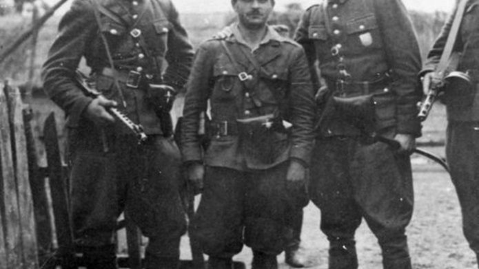 ludzie w mundurach