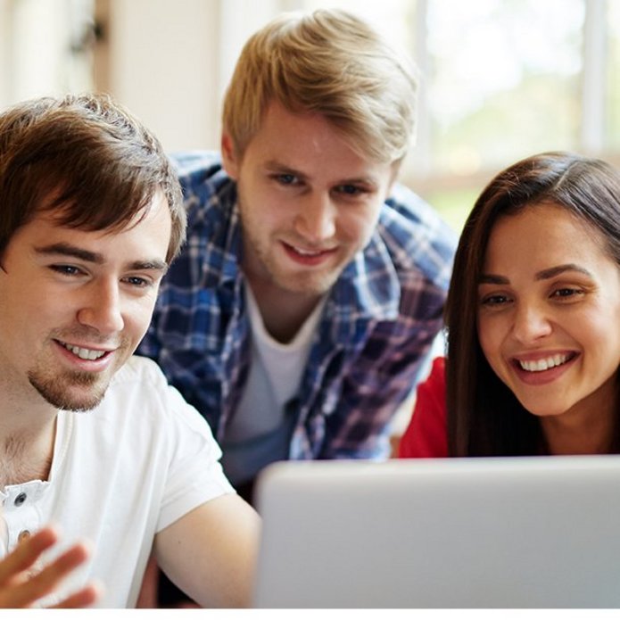 Grupa trójka młodych ludzi, którzy pracują wspólnie przy komputerze