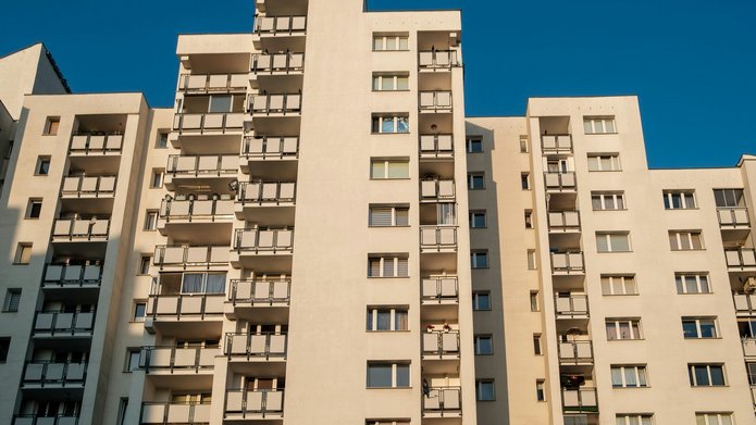 wysoki budynek mieszkalny