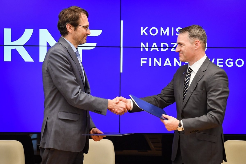 zdjęcie z podpisania umowy