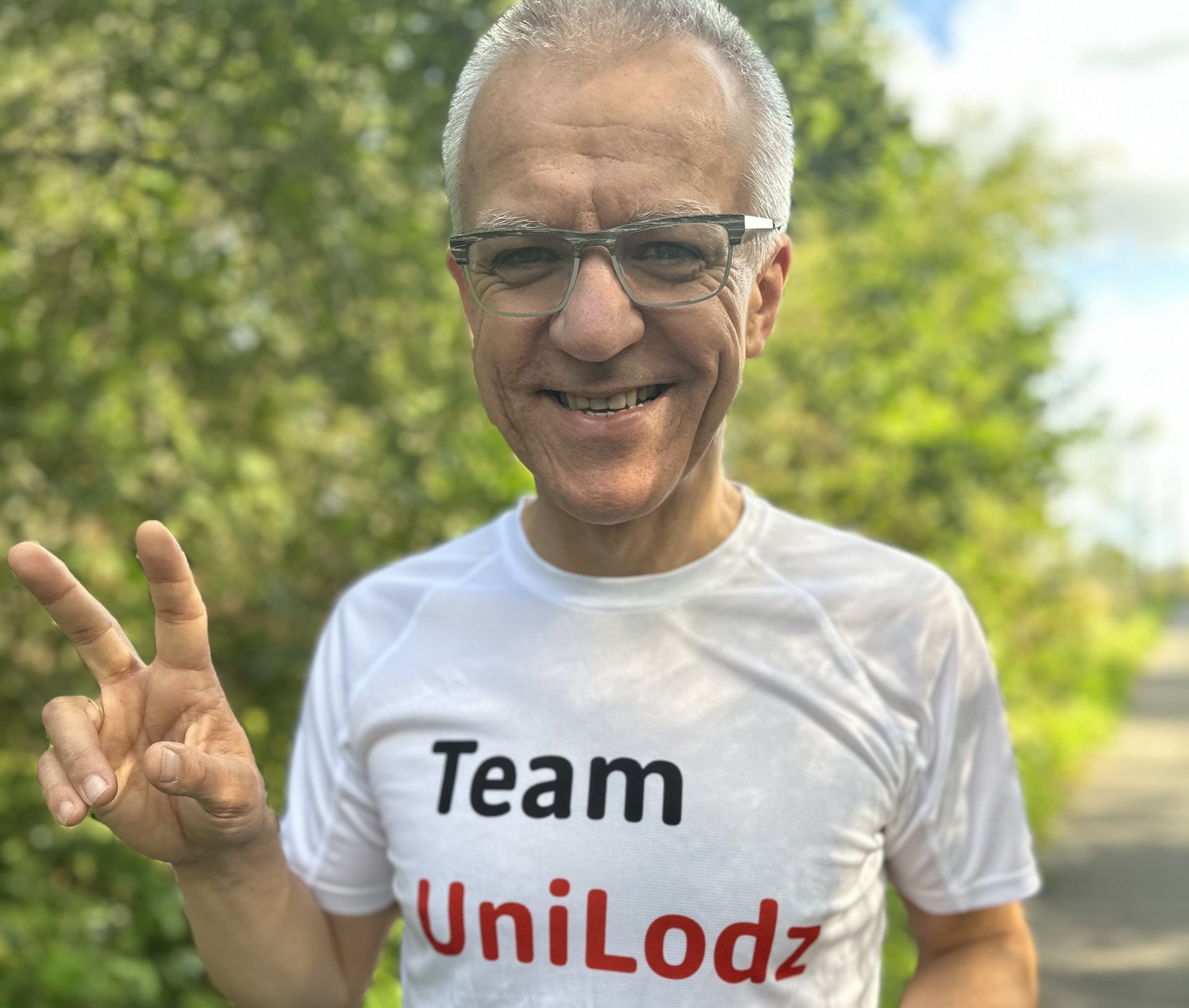 participant of the run wearing a UniLodz Team T-shirt