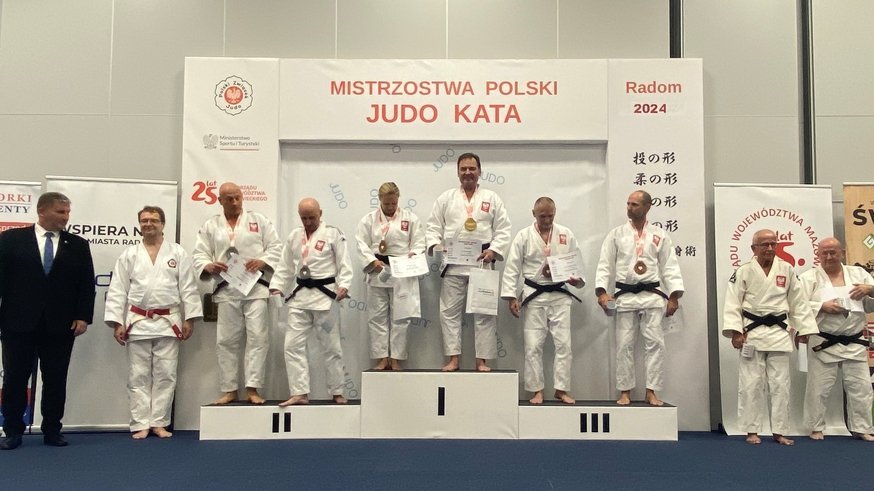 zawodnicy judo na podium 