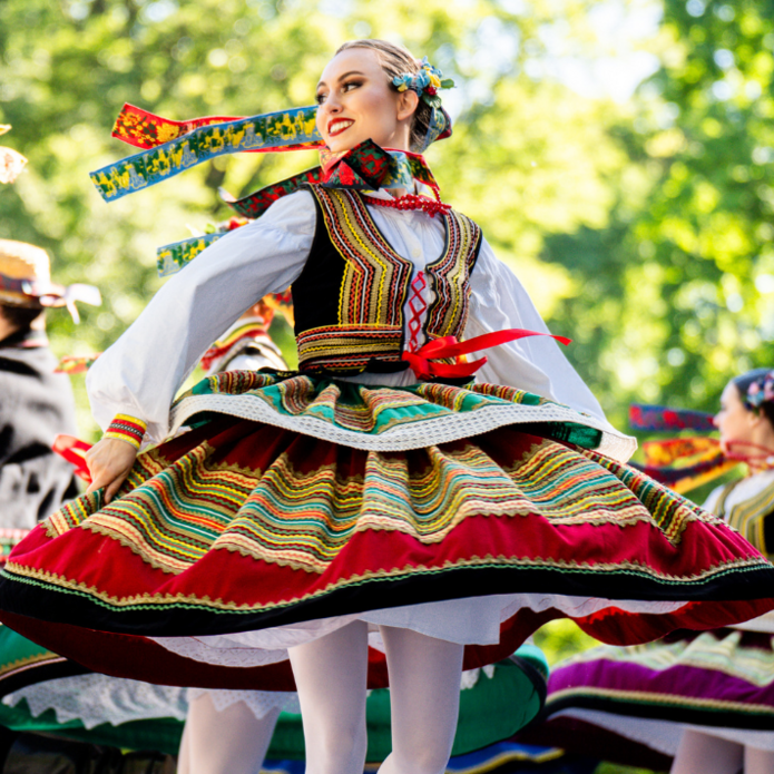 grafika z tancerką w stroju lubelskim, poniżej na czerwonym tle napis: Nabór do Akademickiego Zespołu Pieśni i Tańca "Kujon", 14, 21, 28 października 2024 18:30 sala gimnastyczna Wydziału Chemii Uniwersytetu Łódzkiego ul.Tamka 12, po prawej logo UŁ i logo Kujona