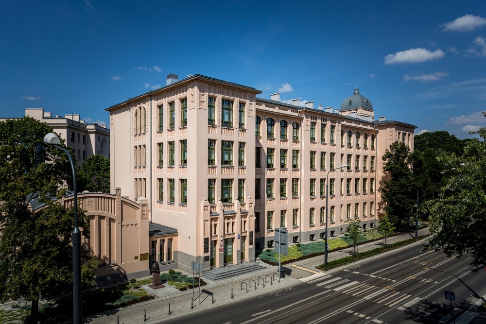 Zdjęcie rektoratu UŁ latem