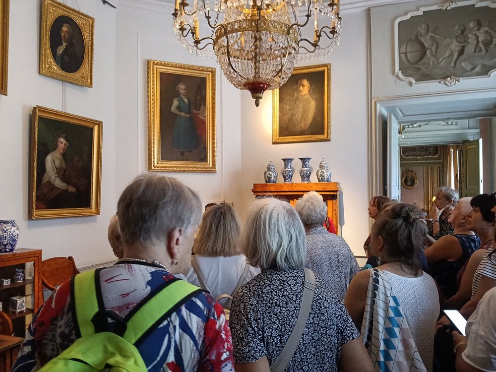 Seniorzy zwiedzają pałac w Nieborowie