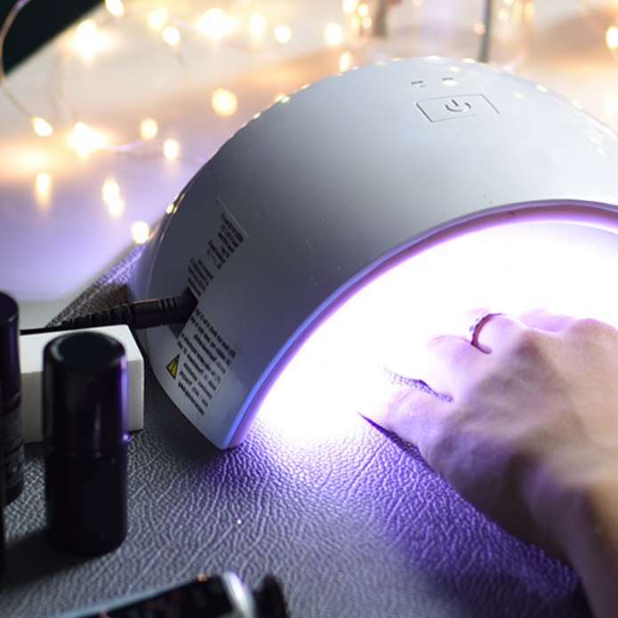 UV lamp curing the varnishes