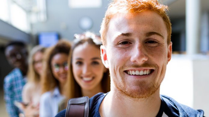 uśmiechnięci studenci