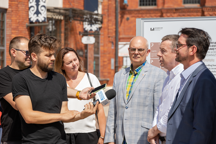 Przedstawiciele instytucji zaangażowanych w tworzenie monografii na 600-lecie Łodzi wraz z dziennikarzami