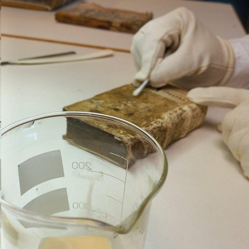 prace nad odnowieniem dzieł w Sekcji Starych Druków