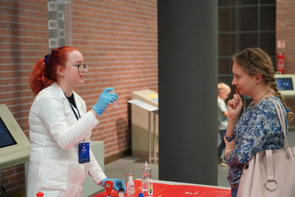 pokazy chemiczne podczas pikniku naukowego 