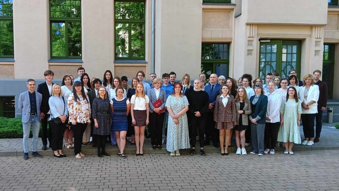 Zdjęcie przedstawicieli Uniwersytetu Łódzkiego i absolwentów VI edycji Programu" Zdolny uczeń-świetny student" na tle budynku Rektoratu Uniwersytetu Łódzkiego.