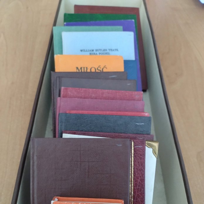 Książki, bez widocznych tytułów.