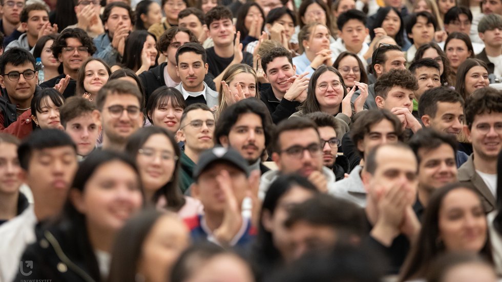 grupa osób studiujących