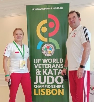 Anna Jagiełło i Leszek Piąstka - całe sylwetki przy banerze zawodówe 