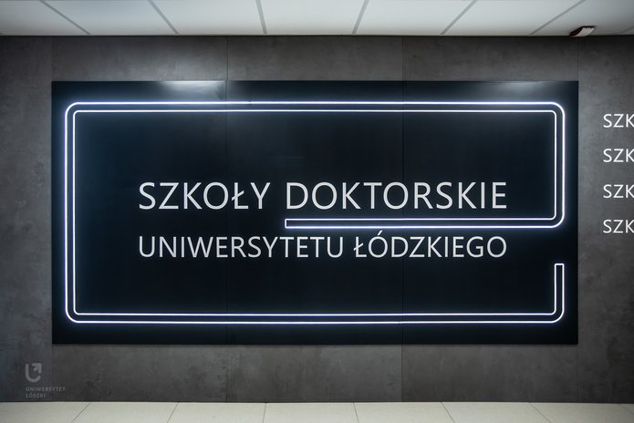 podświetlony napis na ścianie szkoły doktorskie UŁ