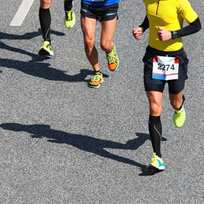 Trzech biegaczy rywalizujących ze sobą