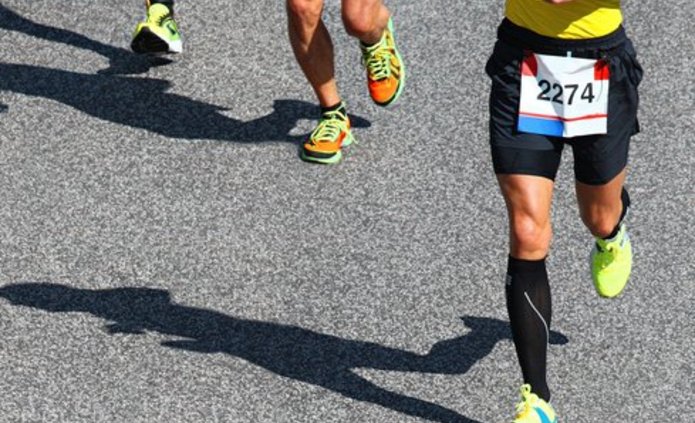  Trzech biegaczy rywalizujących ze sobą