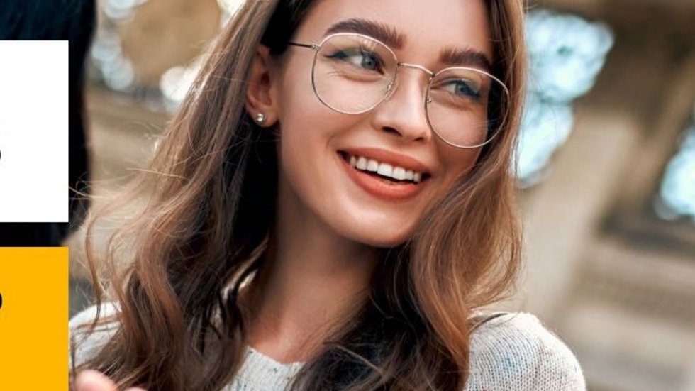 uśmiechająca się młoda kobieta w okularach