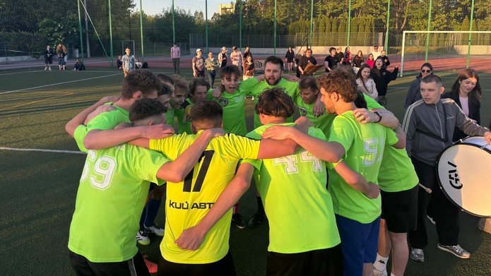 zdjęcie drużyny walczącej w finale w Lumumby Cup