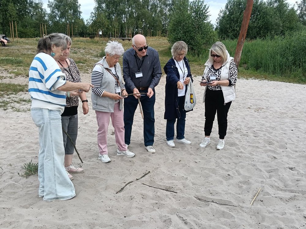 Grupa seniorów spaceruje