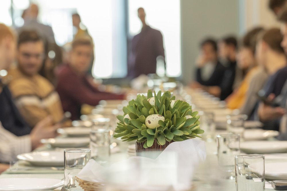 studenci podczas obiadu wielkanocnego