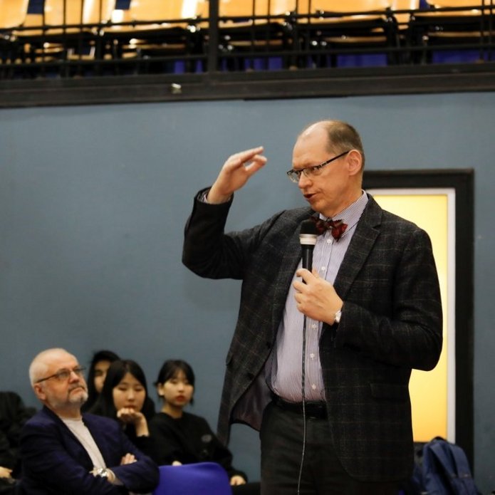 Prof. Piotr Sitarski during a lecture for students of the Mongolian State University of Arts and Culture in Ulaanbaatar