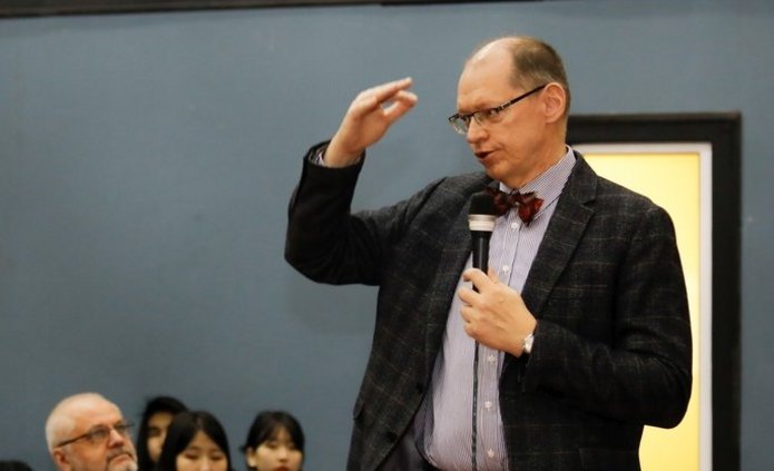 Prof. Piotr Sitarski during a lecture for students of the Mongolian State University of Arts and Culture in Ulaanbaatar