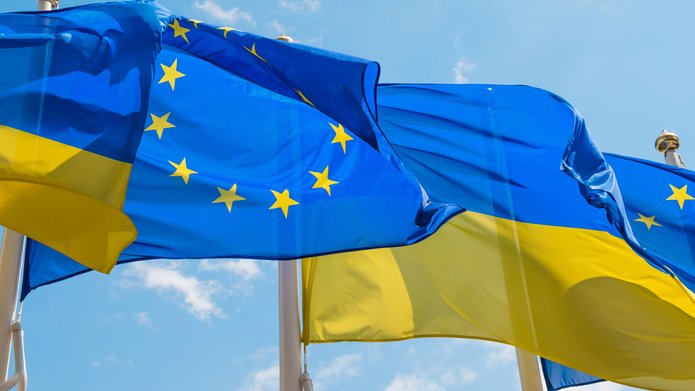 [Translate to English:] EU and ukrainian flags