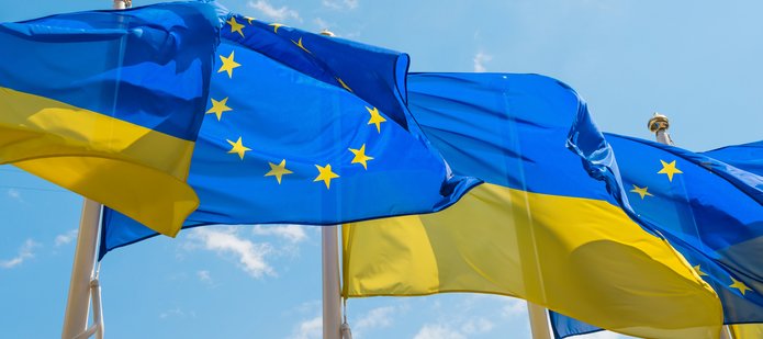 [Translate to English:] EU and ukrainian flags