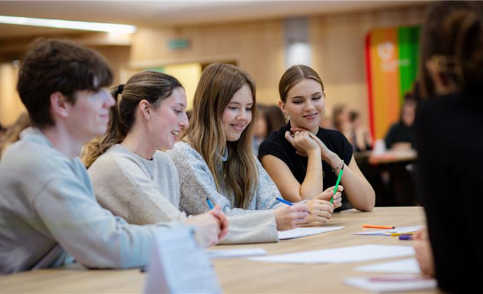 kolorowe zdjęcie przedstawiające uczestników warsztatów
