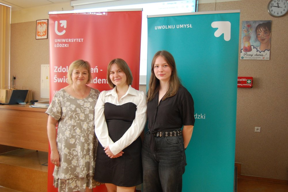 Uczestniczki seminarium podsumowującego VII edycję programu "Zdolny uczeń-świetny student" na tle banerów Wydziału Chemii UŁ i baneru ZUŚS